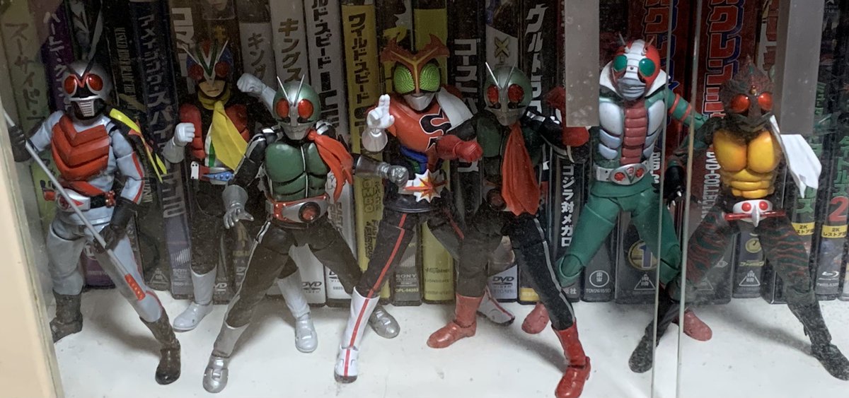 SAN02234693's tweet photo. 机の前が多くなったので整理して栄光の7人ライダーをDVD棚に移した_(:3 」∠)_ https://t.co/PW0aYreHgy