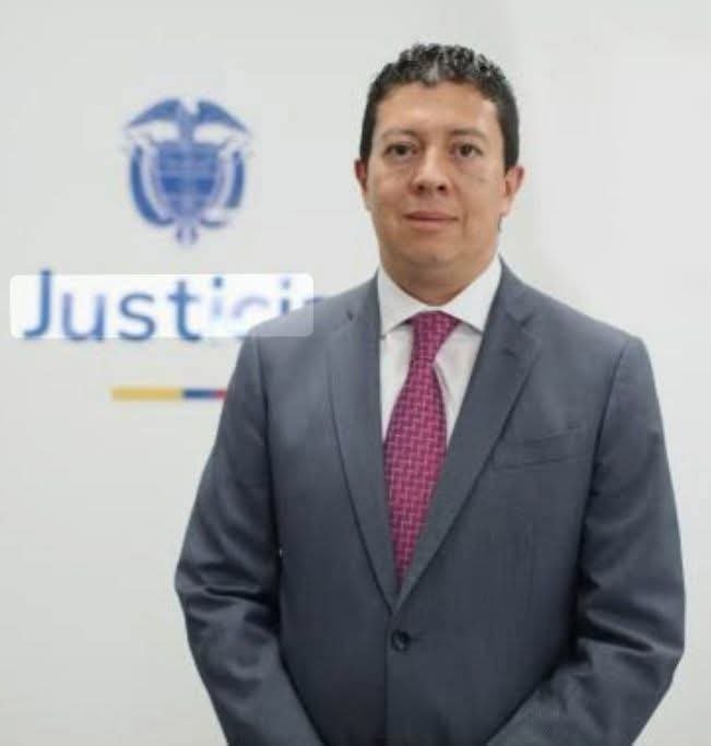 supershadai's tweet photo. Con uds el "honorable"  magistrado y evidente censurador, prohibicionistá  de los valores patrios. 
Rafael Albeiro Chaverra.
Será que el mencionado es histórico pactante? https://t.co/bWVJcC4kzE