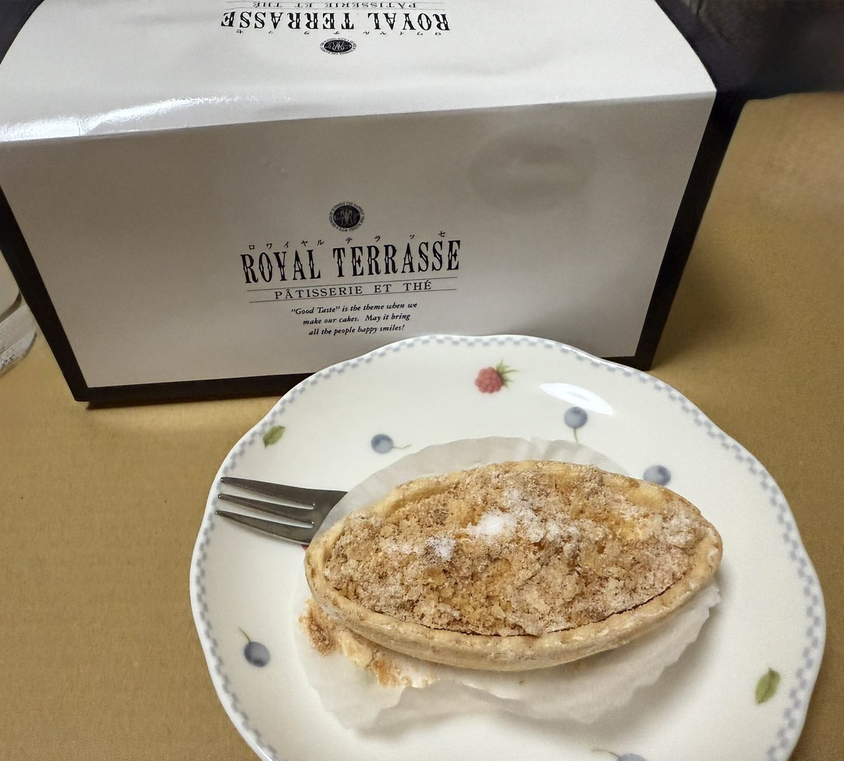 hadou825's tweet photo. 噂のパイ！
家族が仙台出張、しかもホテルから店舗まで車で15分だという事で買ってきてくれました https://t.co/T7qFWE7dxZ