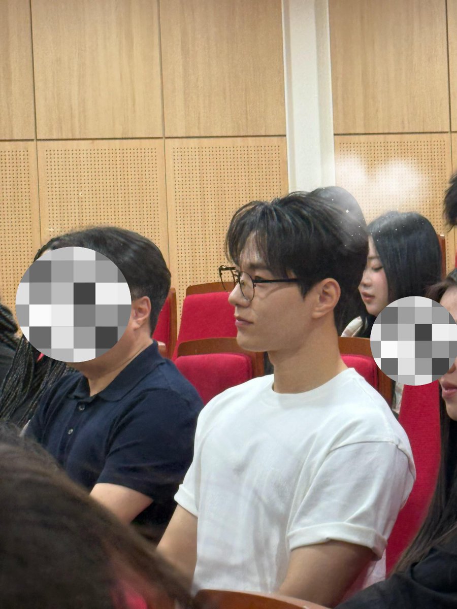 hannah_in6913's tweet photo. 우리 오빠님 오늘 세종대 실용음악과에 특강하러 가셨는데？

https://t.co/RmHL0QOMxM https://t.co/tZ97XlEFfl
