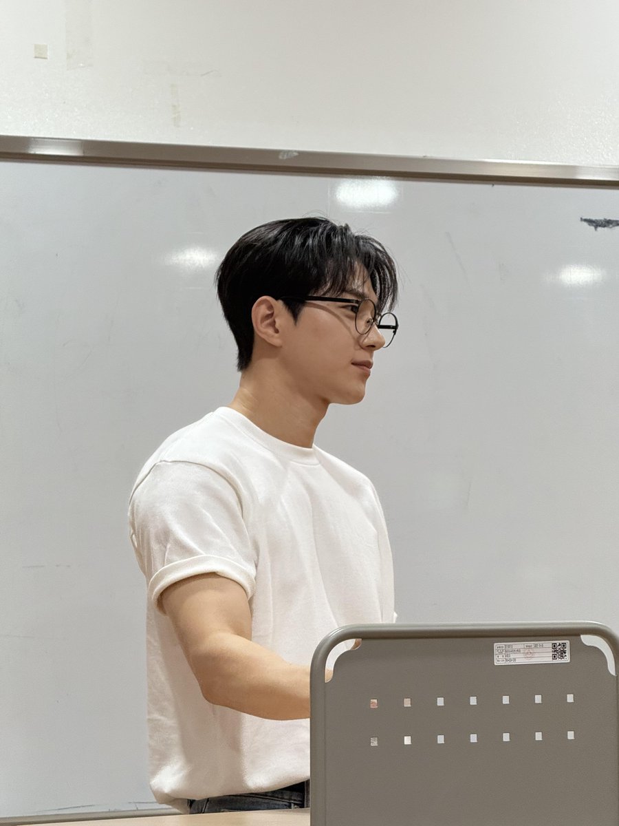 hannah_in6913's tweet photo. 우리 오빠님 오늘 세종대 실용음악과에 특강하러 가셨는데？

https://t.co/RmHL0QOMxM https://t.co/tZ97XlEFfl