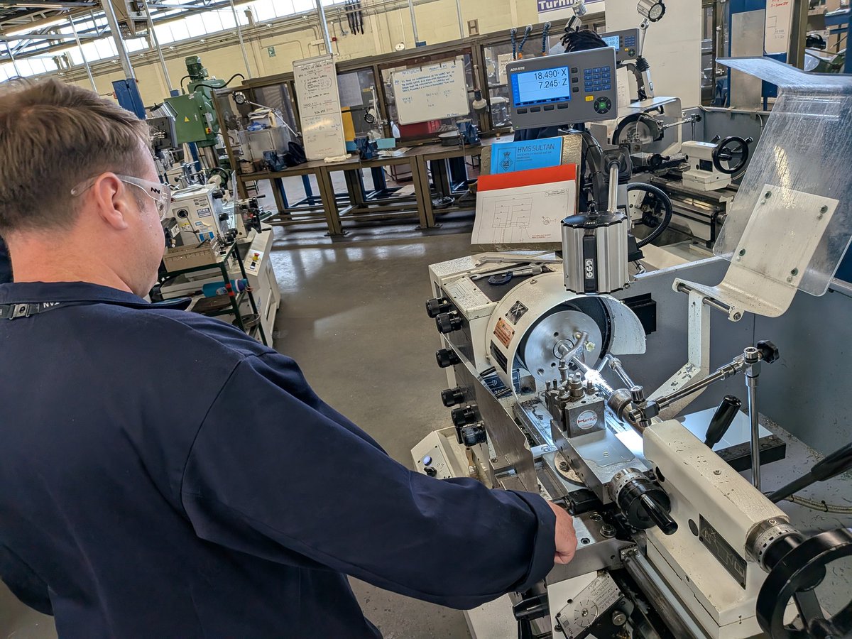 RN_engineers's tweet photo. Also @HMSsultan today it was Good to see the LHs moving on to heavy machinery too. Here’s PLET Whiting with a hand pump, fully manufactured in the machine shop. #awesoME https://t.co/k6lVBpClWm