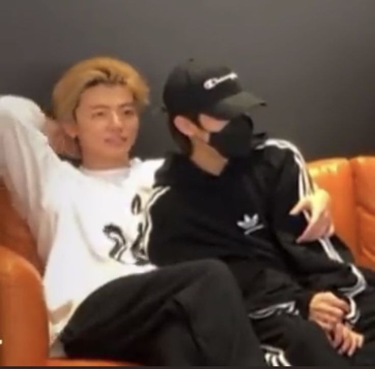 pinkyellow2303's tweet photo. jaemin to renjun. literally renjun just breathing, and jaemin gives him affection. he just fall for him and being clingy af https://t.co/dyoEdDwIG6