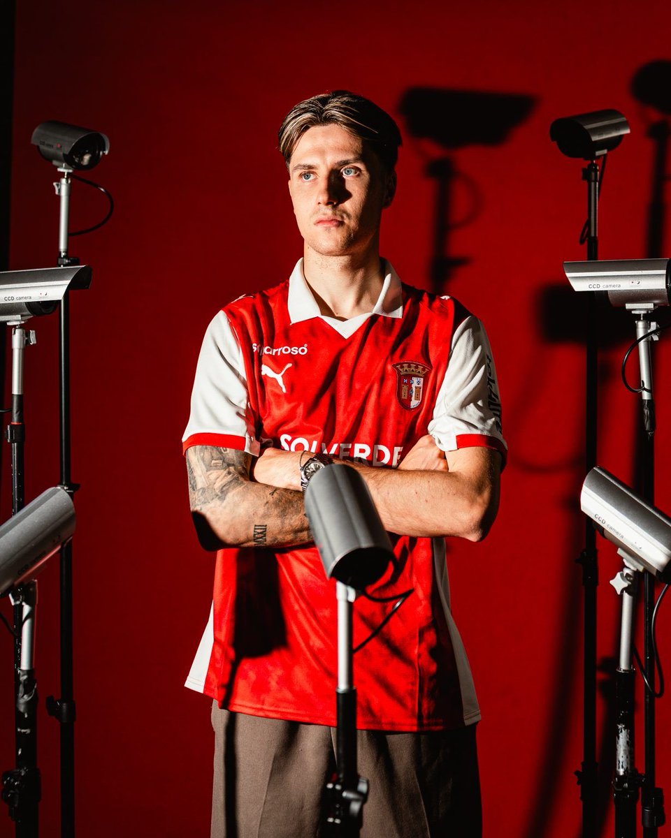 TConfirmadas's tweet photo. 🚨𝐎𝐅𝐈𝐂𝐈𝐀𝐋 | Denis Huseinbasic, médio de 24 anos, assinou até junho de 2031 com o SC Braga. 🔴⚪️

O internacional bósnio deixa o Colónia a a custo zero.💰📄

O jogador fica ainda protegido por uma 𝐜𝐥𝐚́𝐮𝐬𝐮𝐥𝐚 𝐝𝐞 𝐫𝐞𝐬𝐜𝐢𝐬𝐚̃𝐨 de 𝟒𝟎 milhões de euros. https://t.co/K1eCAkj9M8