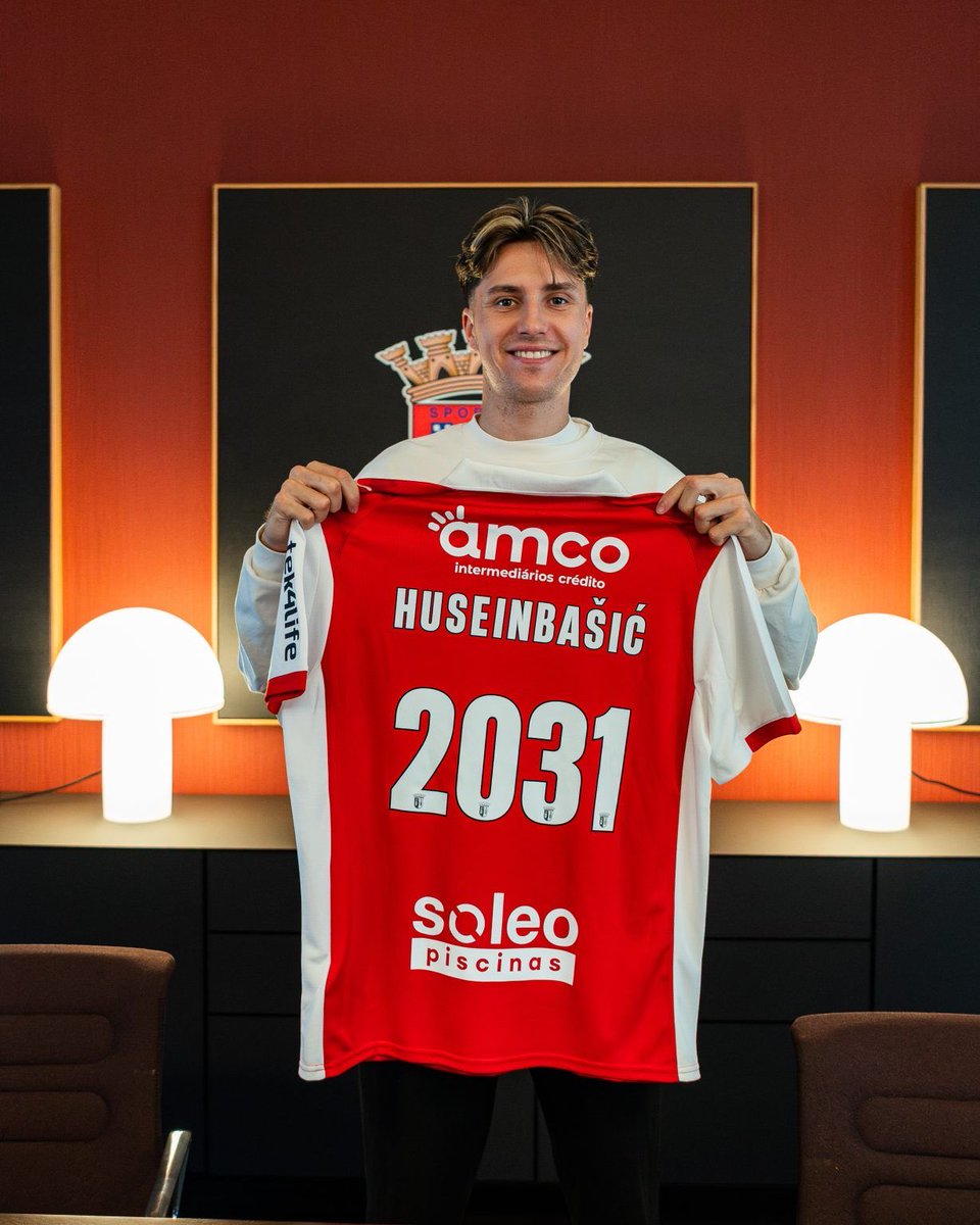TConfirmadas's tweet photo. 🚨𝐎𝐅𝐈𝐂𝐈𝐀𝐋 | Denis Huseinbasic, médio de 24 anos, assinou até junho de 2031 com o SC Braga. 🔴⚪️

O internacional bósnio deixa o Colónia a a custo zero.💰📄

O jogador fica ainda protegido por uma 𝐜𝐥𝐚́𝐮𝐬𝐮𝐥𝐚 𝐝𝐞 𝐫𝐞𝐬𝐜𝐢𝐬𝐚̃𝐨 de 𝟒𝟎 milhões de euros. https://t.co/K1eCAkj9M8