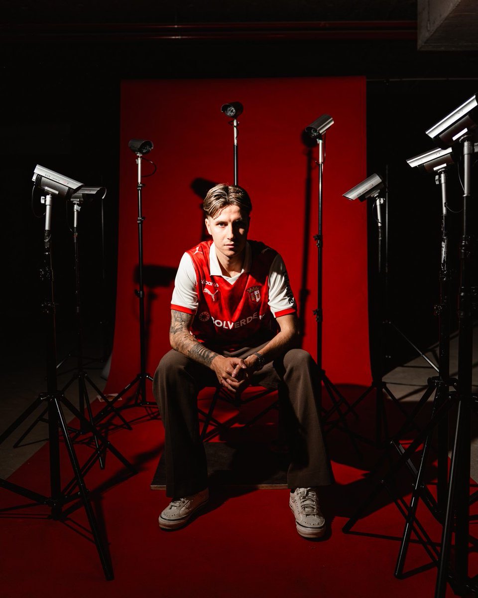 TConfirmadas's tweet photo. 🚨𝐎𝐅𝐈𝐂𝐈𝐀𝐋 | Denis Huseinbasic, médio de 24 anos, assinou até junho de 2031 com o SC Braga. 🔴⚪️

O internacional bósnio deixa o Colónia a a custo zero.💰📄

O jogador fica ainda protegido por uma 𝐜𝐥𝐚́𝐮𝐬𝐮𝐥𝐚 𝐝𝐞 𝐫𝐞𝐬𝐜𝐢𝐬𝐚̃𝐨 de 𝟒𝟎 milhões de euros. https://t.co/K1eCAkj9M8