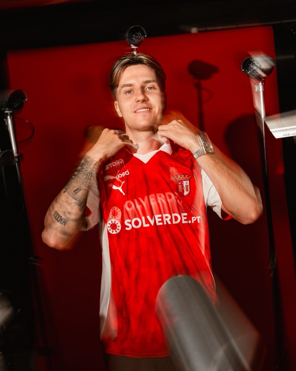 TConfirmadas's tweet photo. 🚨𝐎𝐅𝐈𝐂𝐈𝐀𝐋 | Denis Huseinbasic, médio de 24 anos, assinou até junho de 2031 com o SC Braga. 🔴⚪️

O internacional bósnio deixa o Colónia a a custo zero.💰📄

O jogador fica ainda protegido por uma 𝐜𝐥𝐚́𝐮𝐬𝐮𝐥𝐚 𝐝𝐞 𝐫𝐞𝐬𝐜𝐢𝐬𝐚̃𝐨 de 𝟒𝟎 milhões de euros. https://t.co/K1eCAkj9M8