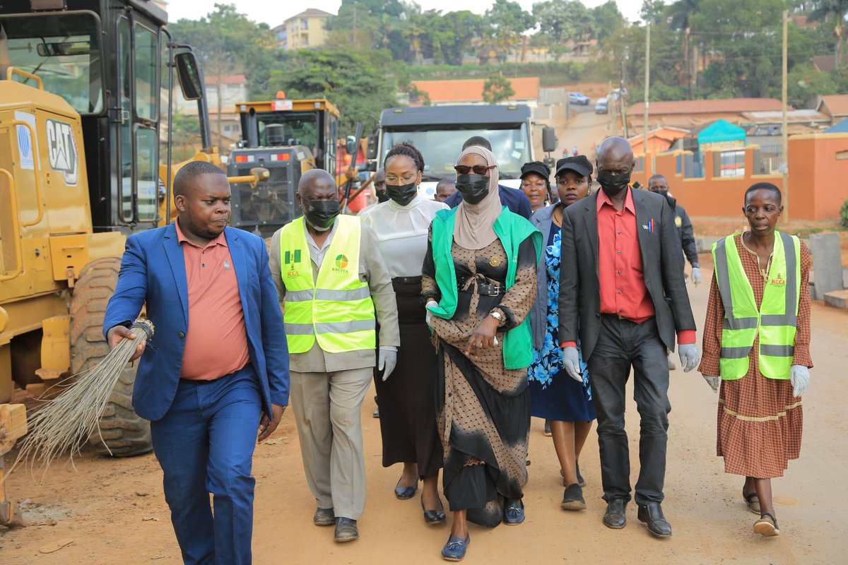 Bulungibwansi's tweet photo. As part of preparations for the  Buganda Kingdom Environment Day celebrations, subjects of His Majesty the Kabaka led by Minister for Environment Oweek. Mariam Mayanja carried out a clean-up exercise at the Kabaka’s Lake in Ndeeba as a sign to promote environmental conservation. https://t.co/88Qgnl0cYR