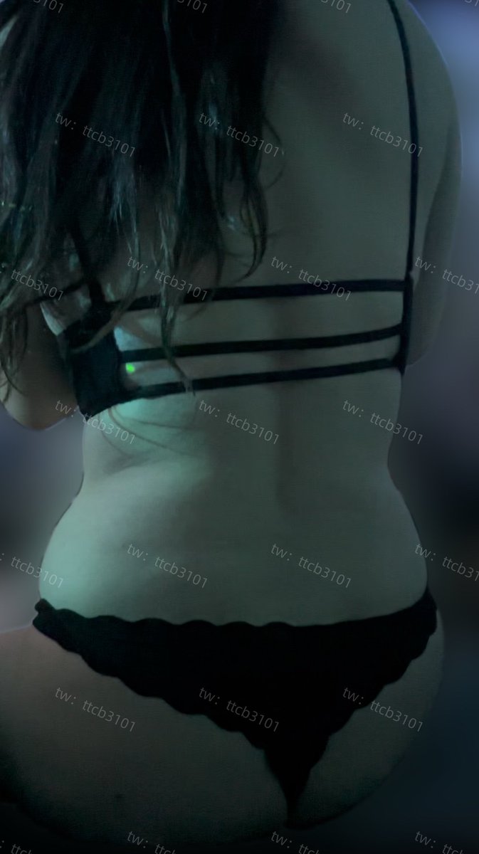 ttzb3101's tweet photo. 女武神的背影太他妈犯规了！黑吊带bra勒紧后背，细腰和肥美大屁股配T字裤，骚内裤深深陷进屁股缝…
你们喜欢女武神这个骚背影吗？
#骚妈 #妈妈 #乱伦 #熟女 #骚熟 https://t.co/nyB7HFwwQZ