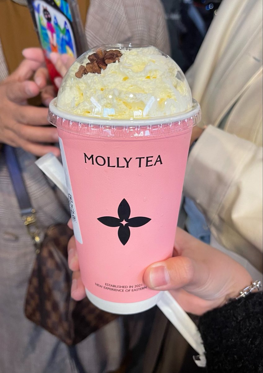 clijeen's tweet photo. Cobain Molly Tea karena kata adekku enak banget, aku beli yang Snowy Jasmine itu perpaduan antara jasmine green tea + fresh milk + jasmine whipped cream harganya $8.90 menurut aku enak banget 100/10, btw ini ada di indo dan aku pertama kali coba di sydney soalnya di solo gaada 😭😭😭

📍 Molly Tea, Harbour St, Haymarket
