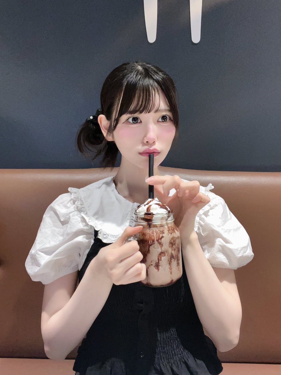 aika_merise's tweet photo. 隣あいてるよー❔☕️🤎 https://t.co/0hVz9N0HJ0