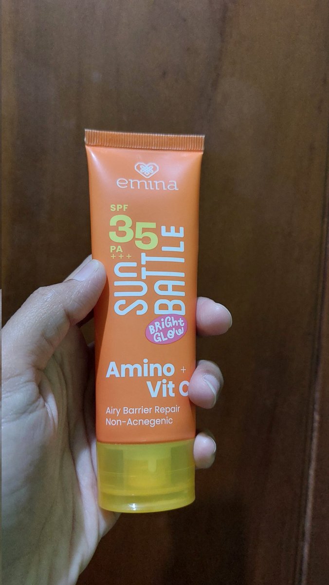 arriins_'s tweet photo. In this economy, lagi suka banget sunscreen inii🫶
Harga murah bangeet, cepet nyerep di wajah, gak bikin white cast
https://t.co/jISZsITval https://t.co/1j0nmidemT