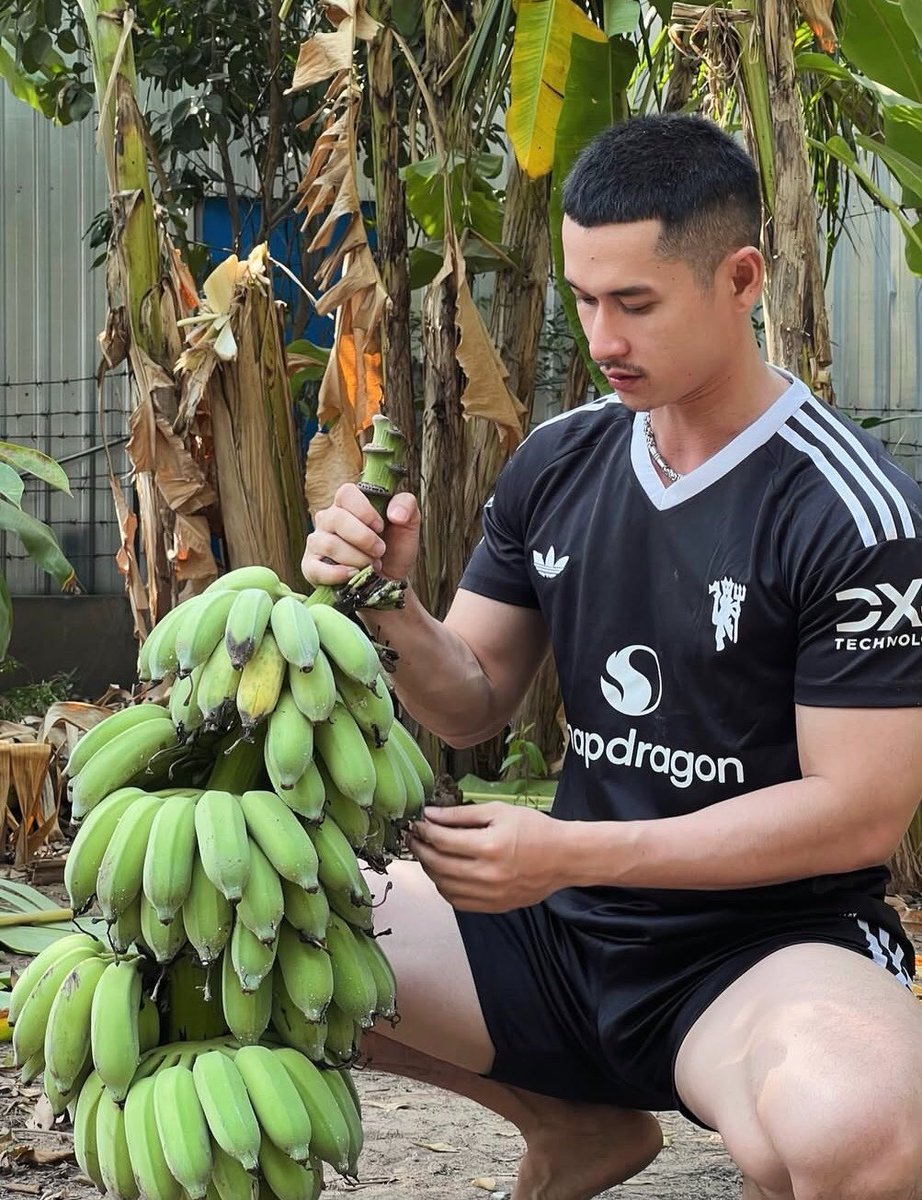 mimxlio's tweet photo. Pisang pisang siapa mau pisang? https://t.co/2FJNKkKf27