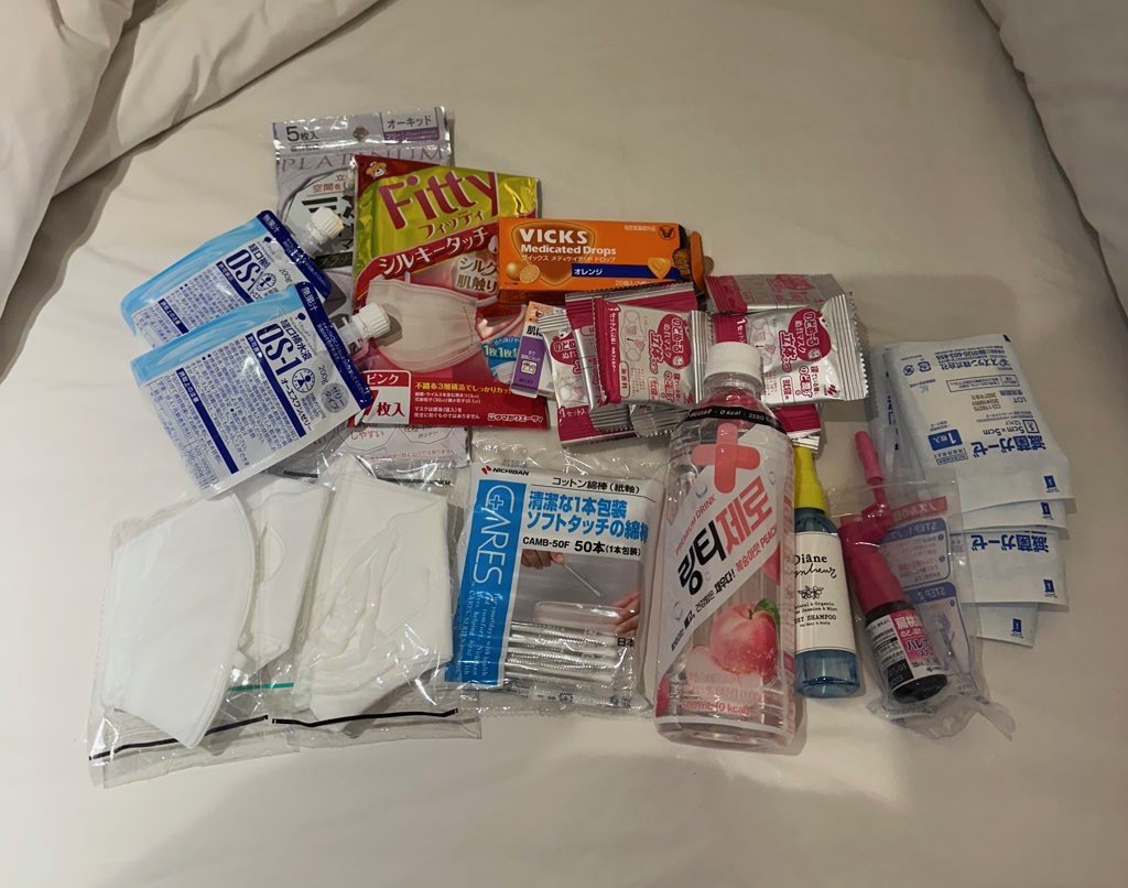 toritori_dt's tweet photo. 鼻整形👃
飛行機✈️
行き預け荷物無しの私の持ち物🧳

液体もダメだし、
重さ制限もあったから、最低限なもの😭

韓国のダイソーで調達すれば全然いける！

次の日ギプス取るから、
口呼吸初日だけなのに
のどぬーる買いすぎてほぼ余った😭 https://t.co/TVK0Mb2apO