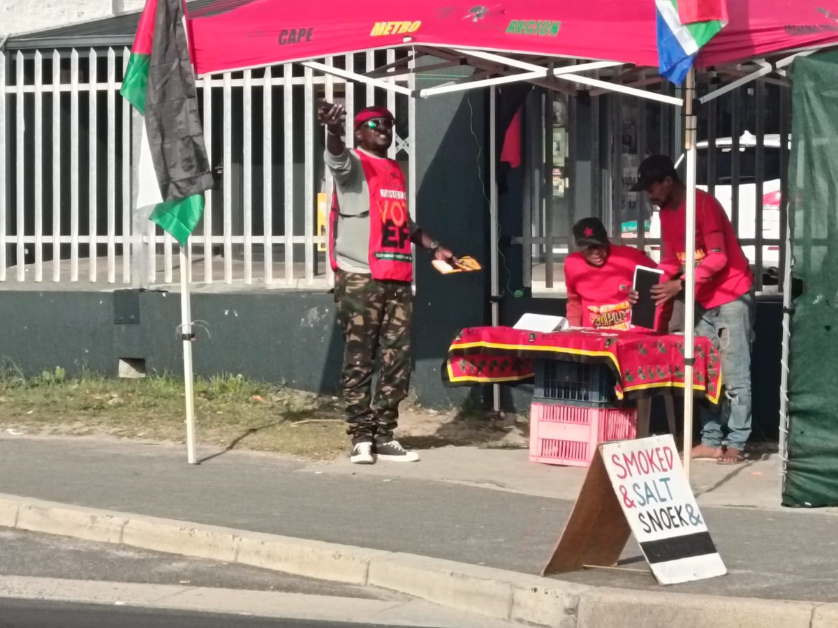 benjiejabo1990's tweet photo. EFF IS LOVED IN CAPE FLATS https://t.co/thIaRmwjZq