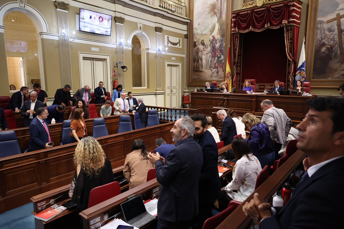 parcan's tweet photo. 🏛️ Hoy hemos aprobado la reforma de la Ley de Cabildos Insulares, una norma clave para adaptar estas instituciones al Estatuto de Autonomía de 2018, reforzar el autogobierno de nuestras islas y modernizar su organización y funcionamiento. 🧵 https://t.co/2oHY992Jbq