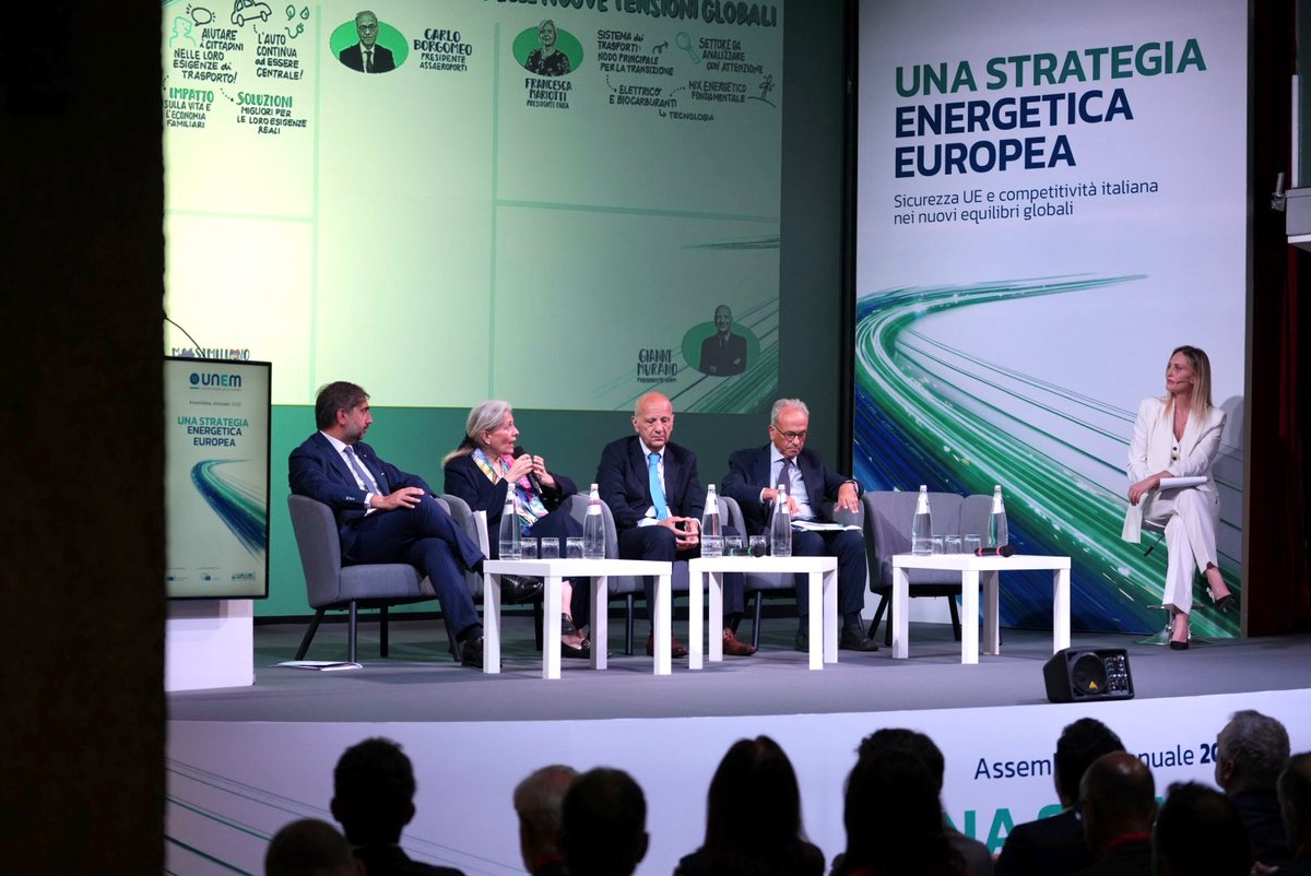 ENEAOfficial's tweet photo. 📅 𝐄𝐕𝐄𝐍𝐓𝐎, oggi 10 giugno - La Presidente ENEA 𝐅𝐫𝐚𝐧𝐜𝐞𝐬𝐜𝐚 𝐌𝐚𝐫𝐢𝐨𝐭𝐭𝐢  all’assemblea #UNEM (Unione Energie per la Mobilità ).

📹 Per rivedere l’intervento della presidente: 
👉 https://t.co/tiXetMrbxE

@unem_it @MASE_IT https://t.co/LaPaGdMBas