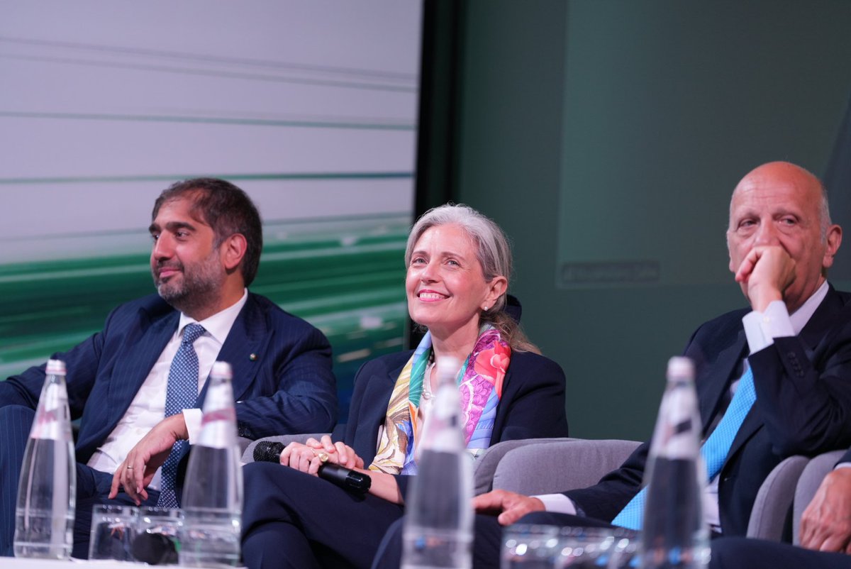 ENEAOfficial's tweet photo. 📅 𝐄𝐕𝐄𝐍𝐓𝐎, oggi 10 giugno - La Presidente ENEA 𝐅𝐫𝐚𝐧𝐜𝐞𝐬𝐜𝐚 𝐌𝐚𝐫𝐢𝐨𝐭𝐭𝐢  all’assemblea #UNEM (Unione Energie per la Mobilità ).

📹 Per rivedere l’intervento della presidente: 
👉 https://t.co/tiXetMrbxE

@unem_it @MASE_IT https://t.co/LaPaGdMBas