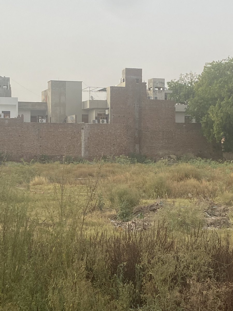 ShobhitArora12's tweet photo. @NayabSainiBJP @BJP4India @bjp_haryana माननीय मुख्यमंत्री जी ये जगह सिरसा बस स्टैंड से सिर्फ़ 150-200 मीटर की दूरी पर है साथ लगती 5 कॉलोनी में कोई पार्क नहीं है बच्चों को लेकर दूर जाना पड़ता है । अगर आप इस जगह पर एक पार्क बनवा दे तो लोग सारी उमर आपके ऋणी रहेंगे धन्यवाद । https://t.co/vir00h2lv4