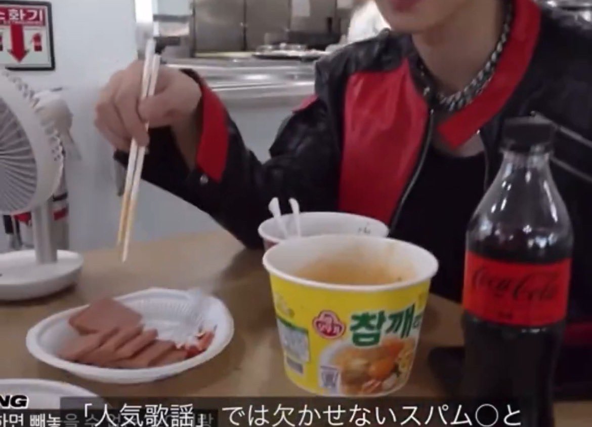 615915_yeosang's tweet photo. ヨドゥンイ飯🌼
歩きすぎて📱もモバイルバッテリーも私の充電も全て切れ🪫←
ヨサンの好きな잠깨라면とバナナウユは定番♡🍜🍌🥛
홈런홀もゲット⚾️
そしてLG TWINSコラボ？のペペロも❣️
つい買ってしまった🥹♡

明日は早起きして江原道行ってきまーす🥰

#ATEEZ #YEOSANG
#ヨドゥンログ #여둥로그 https://t.co/IfUqO5T6DK