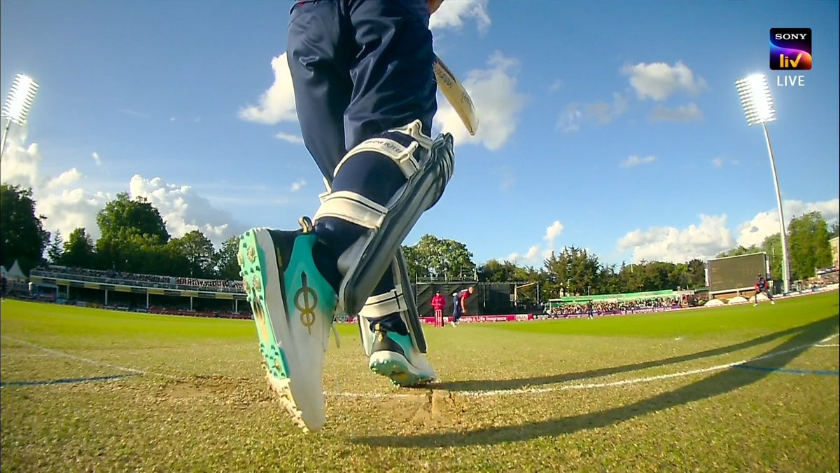 Akaran_1's tweet photo. JORDAN COX SPORTING VIRAT KOHLI'S ONE8 SHOES IN THE BLAST T20. ❤️🔥
- The Kohli influence reaches everywhere. 👑🙌
#ViratKohli #JordanCox #One8 #BlastT20 #CricketX #KingKohli ❤️ https://t.co/GXS3ZjwZeU