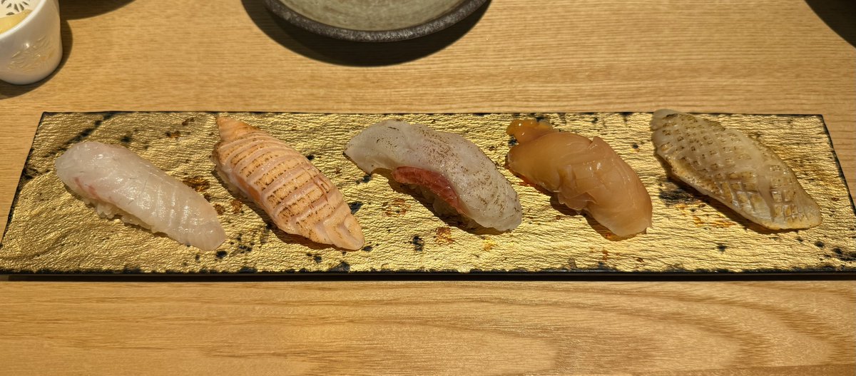 akemellow's tweet photo. 韓国から来日中のお友達とお寿司を食べた😋🍣美味しかった〜！
なんかアジア人特有の、リアルな部分で価値観わかりあう感じがとても興味深い😎 https://t.co/AGxH7JbKiK