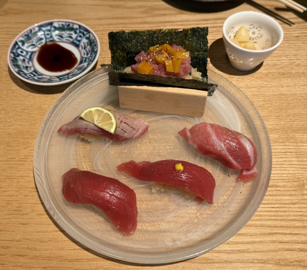 akemellow's tweet photo. 韓国から来日中のお友達とお寿司を食べた😋🍣美味しかった〜！
なんかアジア人特有の、リアルな部分で価値観わかりあう感じがとても興味深い😎 https://t.co/AGxH7JbKiK