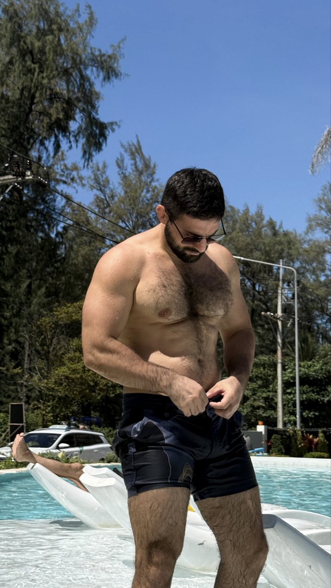 AvagFit_'s tweet photo. Bulky 💪🏻 #shredded #BelleMariano #hunk #beard #fitboy #bearman https://t.co/9CPTrUyFRf