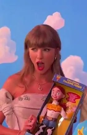 updatecharts's tweet photo. Taylor Swift e a Jessie (Toy Story) em nova foto. https://t.co/4C5uKkjjIw