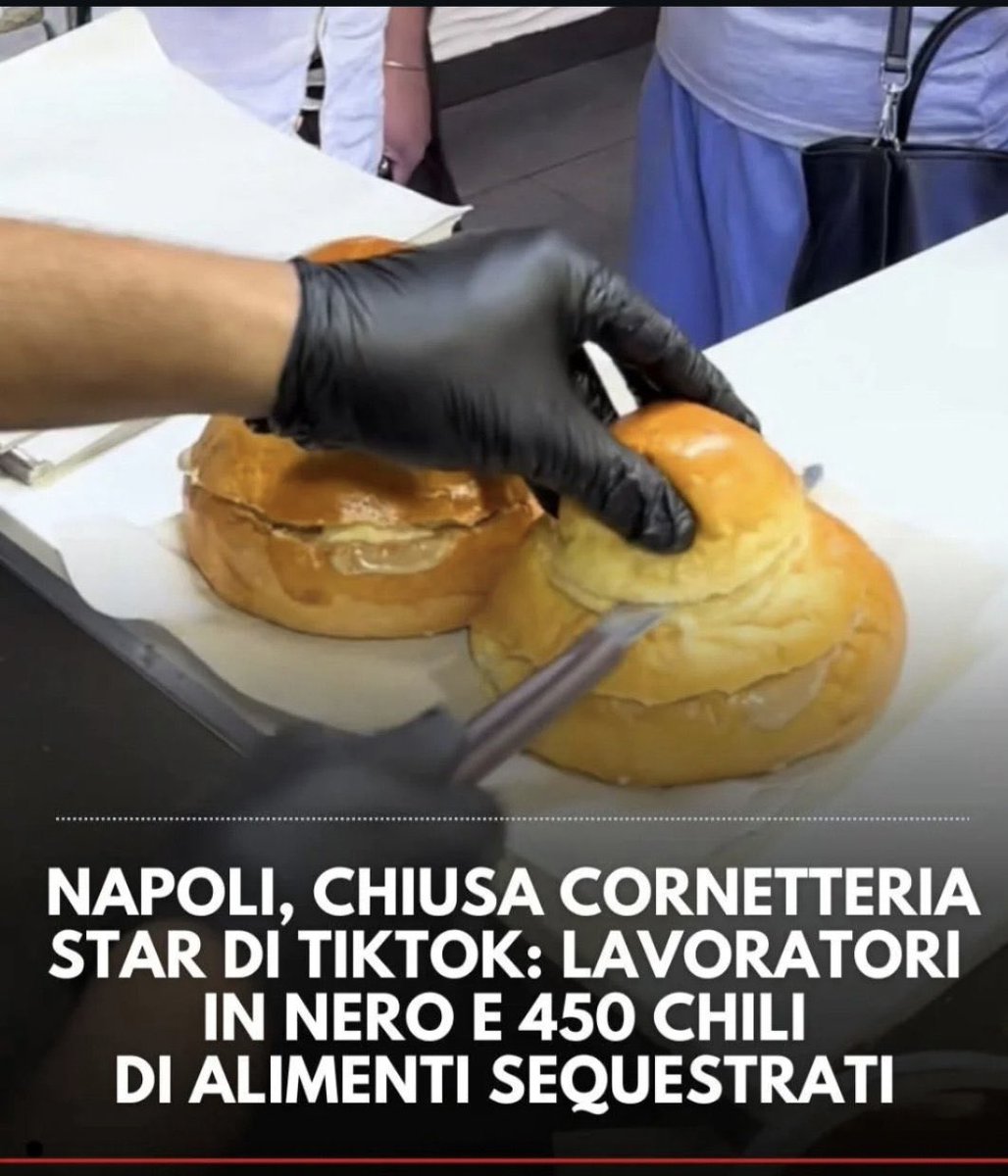 domenicomarock's tweet photo. Specchio dei nostri tempi. 
Navighi nell’illegalità più profonda e ti metti pure in vetrina? Cercando i riflettori? https://t.co/arWY4NzUM7