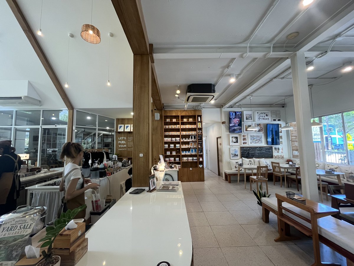 freeridehd's tweet photo. [カフェパタヤ郊外]
Back to School Cafe &amp; Roasteryで生ラズベリーチーズタルトとアイスアメリカーノ215B豆も選べる
裏に学校が有って遊具が有る木陰テーブル席も
店内は広くてその一画でロースト工場も有った
帰りにLaos産ロブスタ種ダークローストとタイブラジルブレンドの豆購入 https://t.co/9B0lRKRbtg