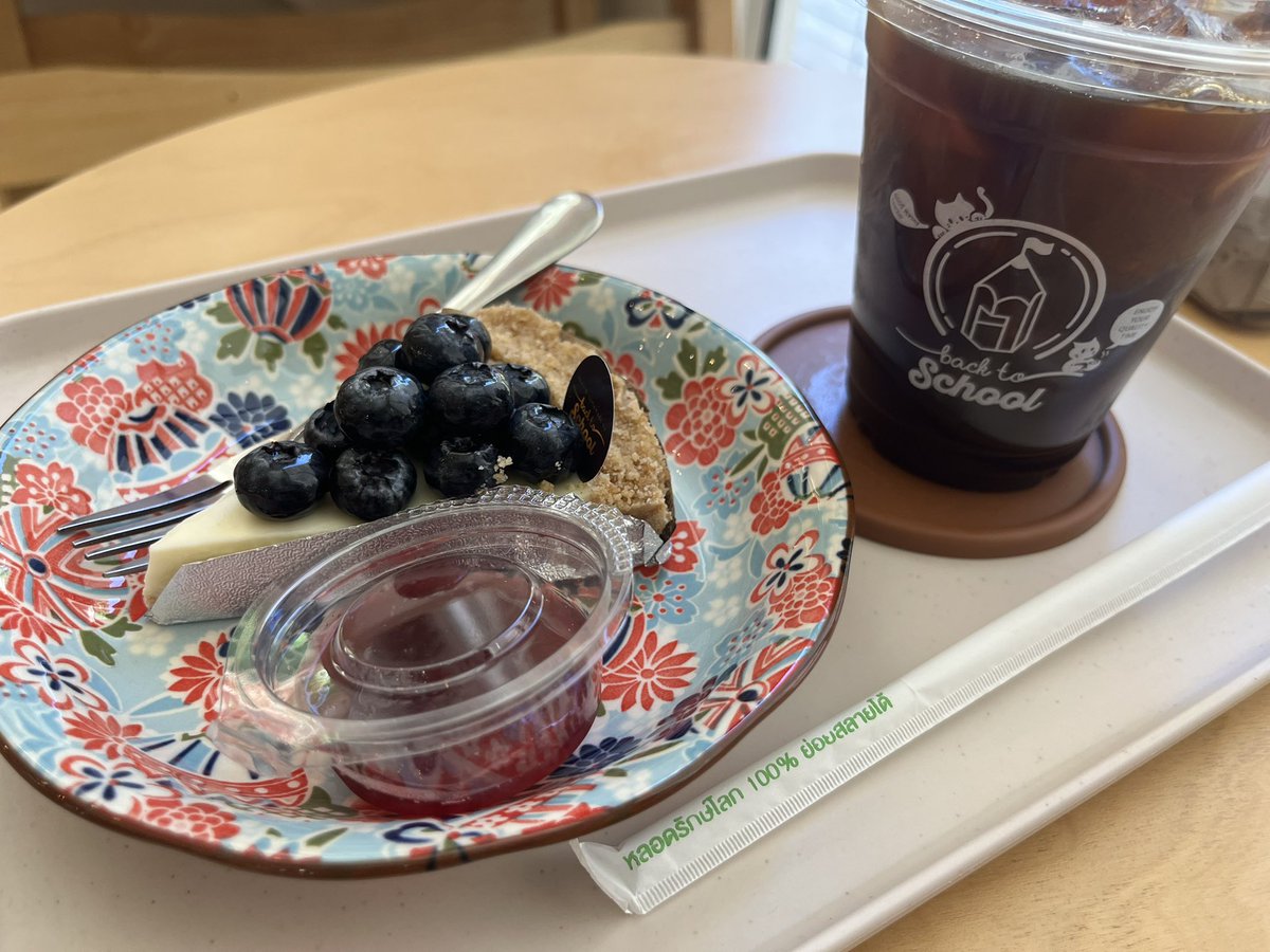 freeridehd's tweet photo. [カフェパタヤ郊外]
Back to School Cafe &amp; Roasteryで生ラズベリーチーズタルトとアイスアメリカーノ215B豆も選べる
裏に学校が有って遊具が有る木陰テーブル席も
店内は広くてその一画でロースト工場も有った
帰りにLaos産ロブスタ種ダークローストとタイブラジルブレンドの豆購入 https://t.co/9B0lRKRbtg