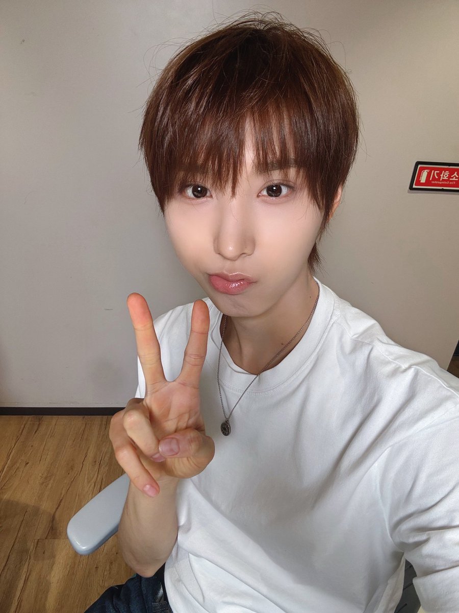 52S2king's tweet photo. 주왕이 이표정으로 셀카찍을때 진짜 말도안되게귀여운듯 https://t.co/LWvEjUt6wB