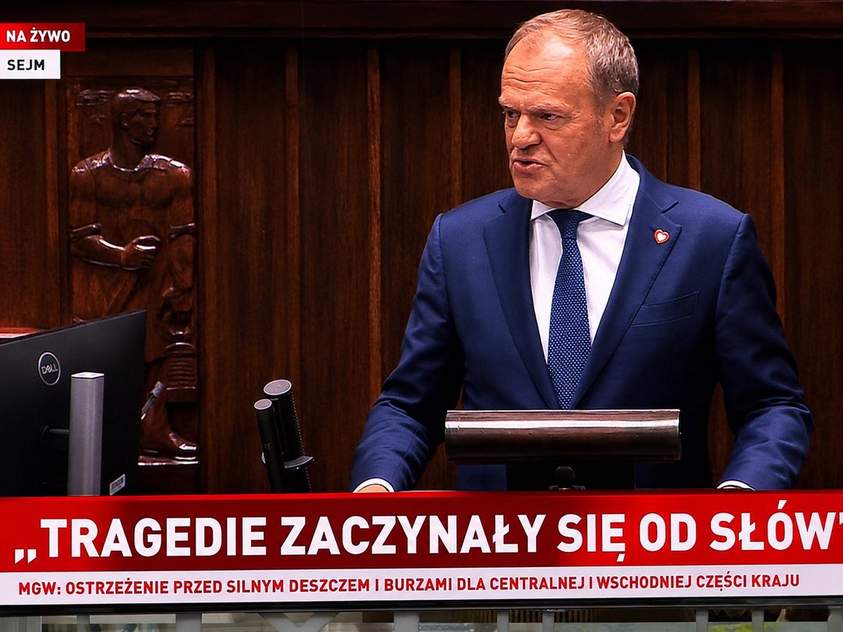 PaniNaSzpilkach's tweet photo. MOCNY APEL PREMIERA DONALDA TUSKA W SEJMIE.
Premier ostrzegł przed dzieleniem Polaków według pochodzenia, nazwisk i korzeni. Przypomniał, że siłą Polski zawsze była wspólnota, a nie szukanie „lepszych” i „gorszych” Polaków.

„Jeśli naprawdę chcecie Polski, gdzie jest tylko jeden wzór etniczny i polityczny, to w tej Polsce będzie jedno miejsce — tylko dla jednego człowieka”. 
Jest nim Janusz Kowalski, który dzisiaj  znowu krzyczal ,,der Tusk”😡
Silna Polska powstaje ze wspólnoty, szacunku i odpowiedzialności za Rzeczpospolitą.

@donaldtusk 👏🇵🇱

#DonaldTusk #SilnaPolska #Rzeczpospolita #Patriotyzm #Polska #Sejm #WspólnotaPolaków 🇵🇱