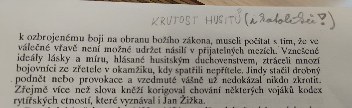 massacek's tweet photo. Už několik stránek nemůžu přestat myslet na to, jestli tahle glosa je psaná jednou rukou, nebo jde o "dialog" dvou čtenářů...
#glosa #pripisek #poznamka https://t.co/vlEVZOnp0S