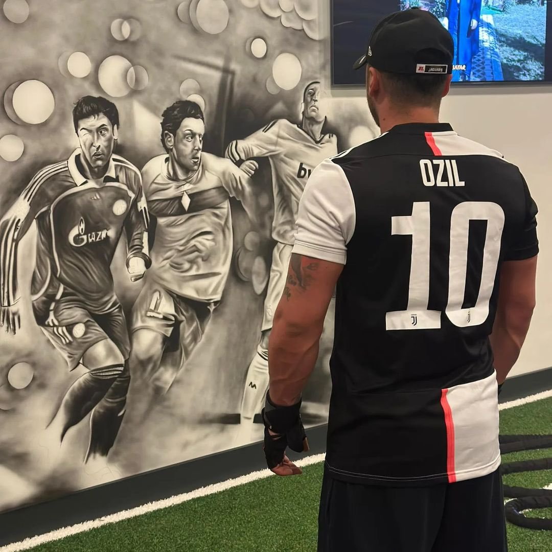 theFJEN's tweet photo. 🚨🔙 A reminder of the time Mesut Özil showed his affection for Juventus:

"I'm proud of my career. There was only one club missing: my Italian love, Juventus. Storia di un grande amore." 🇹🇷🇩🇪🖤🤍 https://t.co/UiZAgRGkEm