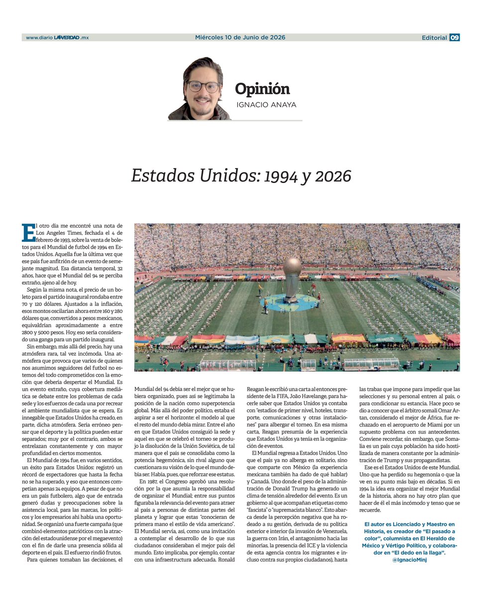La_VerdadSonora's tweet photo. #Columna ► Estados Unidos: 1994 y 2026

— Por @IgnacioMinj —

El otro día me encontré una nota de Los Angeles Times, fechada el 4 de febrero de 1993, sobre la venta de boletos para el Mundial de futbol de 1994 en Estados Unidos. Aquella fue la última vez que ese país fue anfitrión de un evento de semejante magnitud. Esa distancia temporal, 32 años, hace que el Mundial del 94 se perciba extraño, ajeno al de hoy.

Según la misma nota, el precio de un boleto para el partido inaugural rondaba entre 70 y 120 dólares. Ajustados a la inflación, esos montos oscilarían ahora entre 160 y 280 dólares que, convertidos a pesos mexicanos, equivaldrían aproximadamente a entre 2800 y 5000 pesos. Hoy, eso sería considerado una ganga para un partido inaugural.

Sin embargo, más allá del precio, hay una atmósfera rara, tal vez incómoda. Una atmósfera que provoca que varios de quienes nos asumimos seguidores del futbol no estemos del todo comprometidos con la emoción que debería despertar el Mundial. Es un evento extraño, cuya cobertura mediática se debate entre los problemas de cada sede y los esfuerzos de cada una por recrear el ambiente mundialista que se espera. Es innegable que Estados Unidos ha creado, en parte, dicha atmósfera. Sería erróneo pensar que el deporte y la política pueden estar separados; muy por el contrario, ambos se entrelazan constantemente y con mayor profundidad en ciertos momentos.

El Mundial de 1994 fue, en varios sentidos, un éxito para Estados Unidos: registró un récord de espectadores que hasta la fecha no se ha superado, y eso que entonces competían apenas 24 equipos. A pesar de que no era un país futbolero, algo que de entrada generó dudas y preocupaciones sobre la asistencia local, para las marcas, los políticos y los empresarios ahí había una oportunidad. Se organizó una fuerte campaña (que combinó elementos patrióticos con la atracción del estadounidense por el megaevento) con el fin de darle una presencia sólida al deporte en el país. El esfuerzo rindió frutos.

Para quienes tomaban las decisiones, el Mundial del 94 debía ser el mejor que se hubiera organizado, pues así se legitimaba la posición de la nación como superpotencia global. Más allá del poder político, estaba el aspirar a ser el horizonte: el modelo al que el resto del mundo debía mirar. Entre el año en que Estados Unidos consiguió la sede y aquel en que se celebró el torneo se produjo la disolución de la Unión Soviética, de tal manera que el país se consolidaba como la potencia hegemónica, sin rival alguno que cuestionara su visión de lo que el mundo debía ser. Había, pues, que reforzar ese estatus.

En 1987, el Congreso aprobó una resolución por la que asumía la responsabilidad de organizar el Mundial; entre sus puntos figuraba la relevancia del evento para atraer al país a personas de distintas partes del planeta y lograr que estas “conocieran de primera mano el estilo de vida americano”. El Mundial servía, así, como una invitación a contemplar el desarrollo de lo que sus ciudadanos consideraban el mejor país del mundo. Esto implicaba, por ejemplo, contar con una infraestructura adecuada. Ronald Reagan le escribió una carta al entonces presidente de la FIFA, João Havelange, para hacerle saber que Estados Unidos ya contaba con “estadios de primer nivel, hoteles, transporte, comunicaciones y otras instalaciones” para albergar el torneo. En esa misma carta, Reagan presumía de la experiencia que Estados Unidos ya tenía en la organización de eventos.

El Mundial regresa a Estados Unidos. Uno que el país ya no alberga en solitario, sino que comparte con México (la experiencia mexicana también ha dado de qué hablar) y Canadá. Uno donde el peso de la administración de Donald Trump ha generado un clima de tensión alrededor del evento. Es un gobierno al que acompañan etiquetas como “fascista” o “supremacista blanco”. Esto abarca desde la percepción negativa que ha rodeado a su gestión, derivada de su política exterior e interior (la invasión de Venezuela, la guerra con Irán, el antagonismo hacia las minorías, la presencia del ICE y la violencia de esta agencia contra los migrantes e incluso contra sus propios ciudadanos), hasta las trabas que impone para impedir que las selecciones y su personal entren al país, o para condicionar su estancia. Hace poco se dio a conocer que el árbitro somalí Omar Artan, considerado el mejor de África, fue rechazado en el aeropuerto de Miami por un supuesto problema con sus antecedentes. Conviene recordar, sin embargo, que Somalia es un país cuya población ha sido hostilizada de manera constante por la administración de Trump y sus propagandistas.

Ese es el Estados Unidos de este Mundial. Uno que ha perdido su hegemonía o que la ve en su punto más bajo en décadas. Si en 1994 la idea era organizar el mejor Mundial de la historia, ahora no hay otro plan que hacer de él el más incómodo y tenso que se recuerde.

***

El autor es Licenciado y Maestro en Historia, es creador de “El pasado a color”, columnista en El Heraldo de México y Vértigo Político, y colaborador en “El dedo en la llaga”.