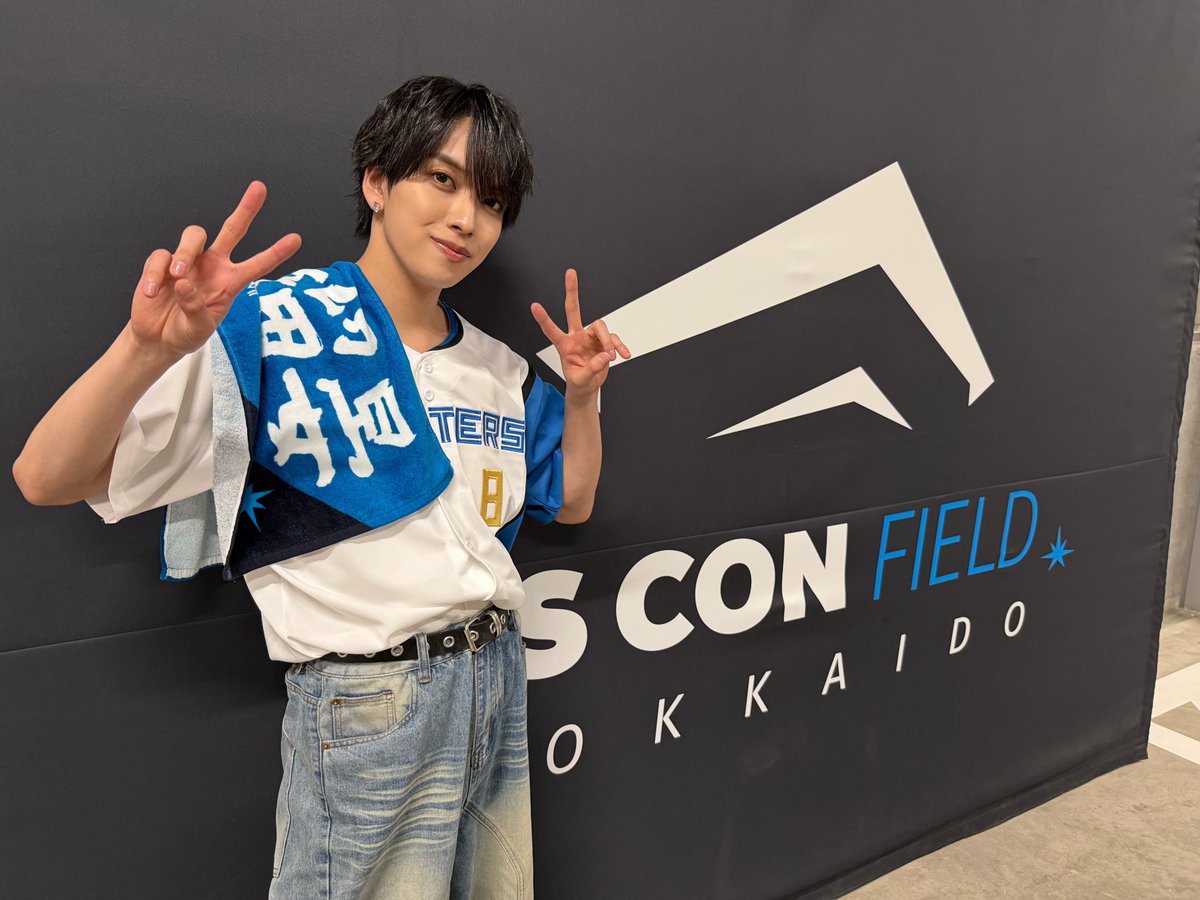 mazzel_official's tweet photo. 北海道日本ハムファイターズ ファーストピッチ&amp;トークショー
@FightersPR

MAZZEL(マーゼル)の #EIKI が
出演させていただきました⚾️
ありがとうございました！

▼Find more about MAZZEL
https://t.co/mXKggXyRF3

#lovefighters
#MAZZEL https://t.co/g2c5F30KLm