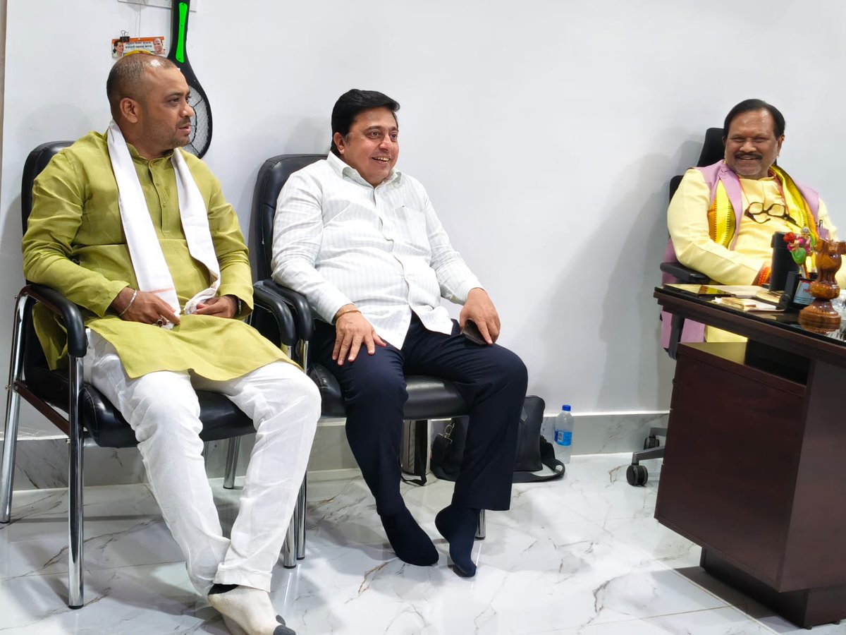 wanjarri's tweet photo. 📍 अहेरी (जिल्हा गडचिरोली)
 प्रदेश काँग्रेसचे वरिष्ठ उपाध्यक्ष तथा आमदार अभिजित वंजारी यांनी अहेरी येथे राज्याचे माजी मंत्री, राष्ट्रवादी काँग्रेस पक्षाचे नेते धर्मरावबाबा आत्राम यांच्या निवासस्थानी सदिच्छा भेट दिली. 

#AbhijitWanjarri #Congress #Nagpur #GraduateConstituency https://t.co/1SMKfEGx3u