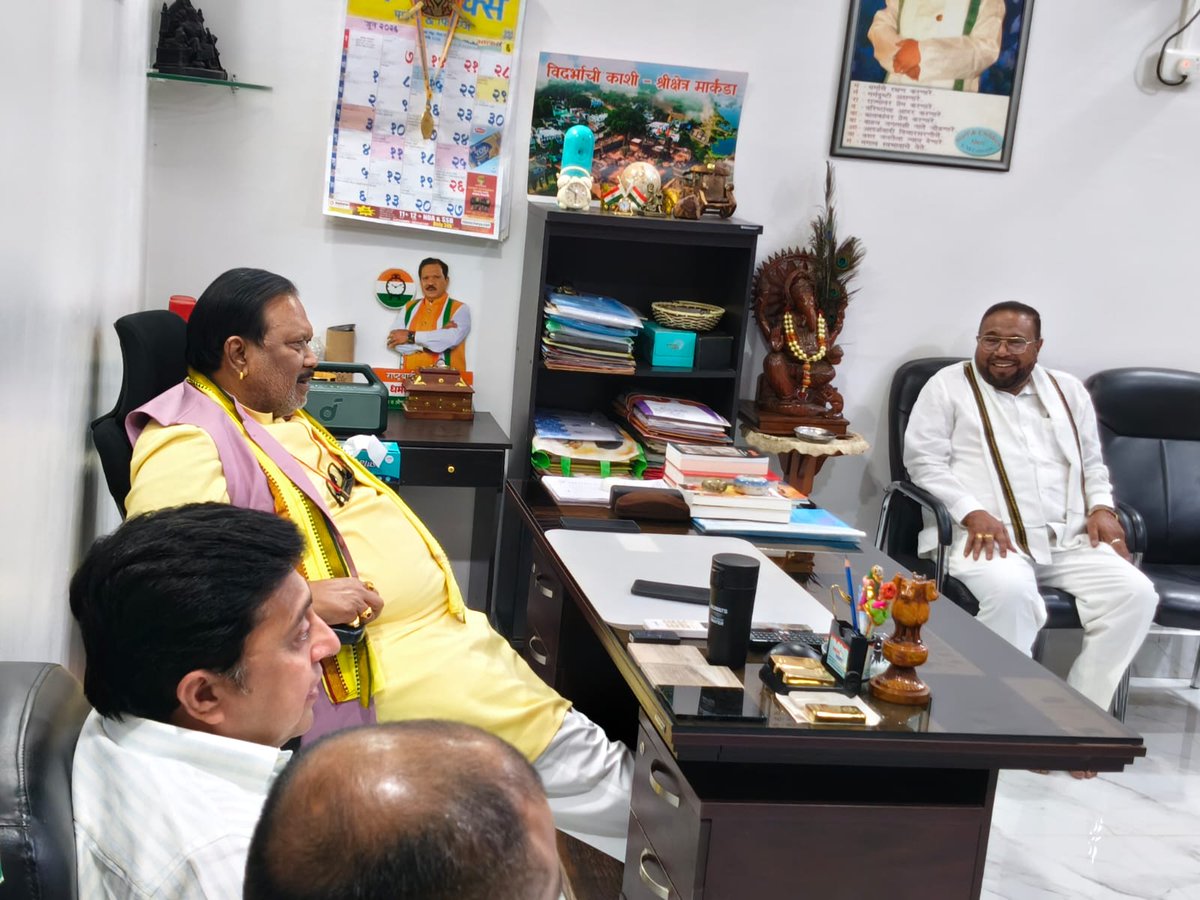 wanjarri's tweet photo. 📍 अहेरी (जिल्हा गडचिरोली)
 प्रदेश काँग्रेसचे वरिष्ठ उपाध्यक्ष तथा आमदार अभिजित वंजारी यांनी अहेरी येथे राज्याचे माजी मंत्री, राष्ट्रवादी काँग्रेस पक्षाचे नेते धर्मरावबाबा आत्राम यांच्या निवासस्थानी सदिच्छा भेट दिली. 

#AbhijitWanjarri #Congress #Nagpur #GraduateConstituency https://t.co/1SMKfEGx3u