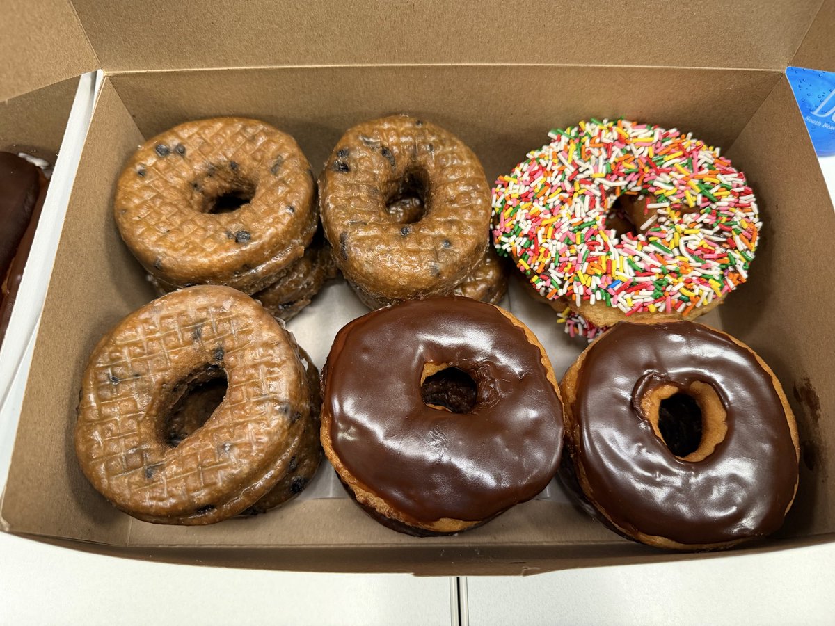 RnfaScott's tweet photo. Between supporting my small business baking co-workers, to me bringing in doughnuts because of how crazy busy our schedule is today, my will is going to be tested today. 🍩🍪 https://t.co/ciWFgp4Auh
