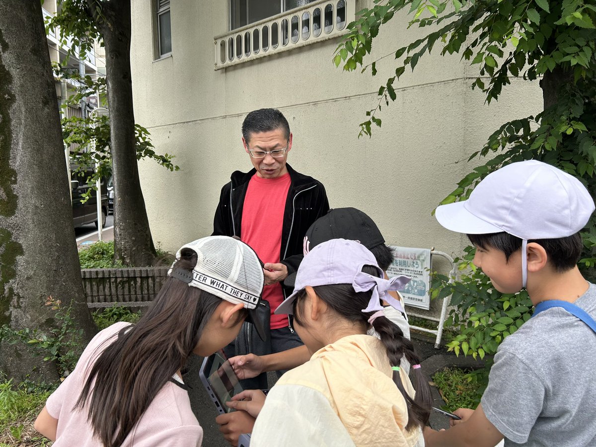 fukakimi's tweet photo. 安全な場所はどこ？
吉祥寺本町コミセンで、ひと休み。

途中、吉祥寺駅南口の吉祥寺パークロード商店会会長 #東山卓 さんにお会いしました。地域の方々との交流も大切ですね。

トヨタモビリティ吉祥寺店様は、「子どもを守る家」ステッカーも貼ってくださり、社会科見学など、学校を応援くださる地域の事業者様です。
おつなぎできて、よかったです。
これからも、地域の子どもたちを、よろしくお願い申し上げます。
#武蔵野市