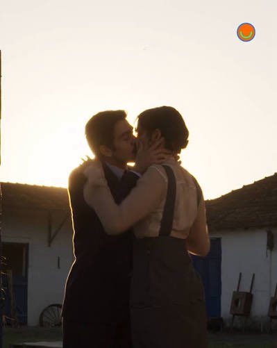 telenewstn's tweet photo. 🚨 Após superar suas inseguranças e brilhar no desfile organizado por Lúcia/Alika e Teresa, Ana Maria inicia uma nova fase em #ANobrezaDoAmor. O evento aumenta sua autoestima e faz com que ela conquiste a admiração dos moradores de Barro Preto.

Encantado com a transformação da jovem, Manoel se reaproxima dela. Os dois vivem momentos de cumplicidade, trocam beijos e demonstram que ainda estão apaixonados. Depois de Ana Maria se abrir com Caetana, Manoel decide assumir de vez seus sentimentos e oficializa o relacionamento, afirmando que pretende apresentá-la à família. Assim, os dois finalmente começam um namoro.

ℹ️ Notícias da TV