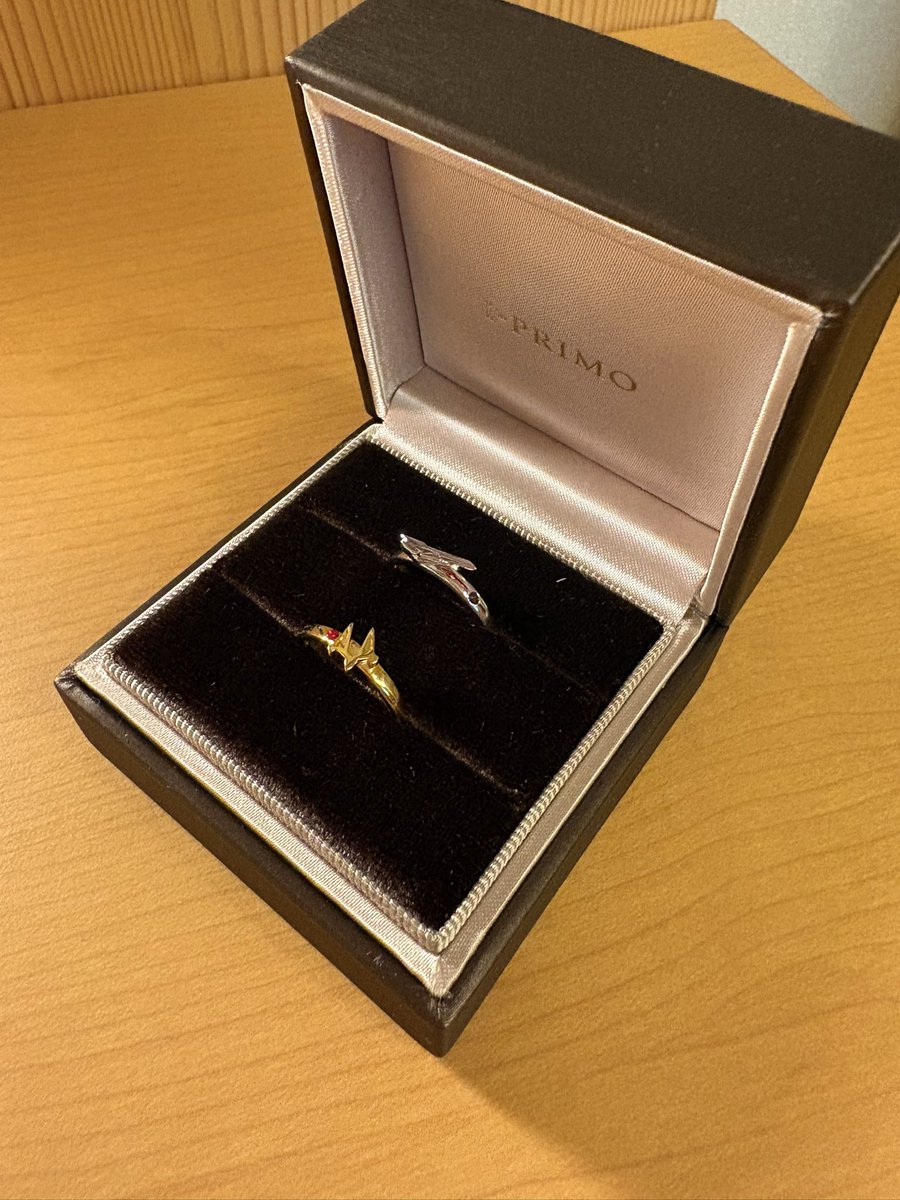 lT7JHyjO3gXMfGt's tweet photo. 私事ですが、付き合って1年の愛方から今日プロポーズを受けました💍😊
それも欲しかった吠、クオンリングでして貰えました〜!!!! https://t.co/ffPjnZ1tNl
