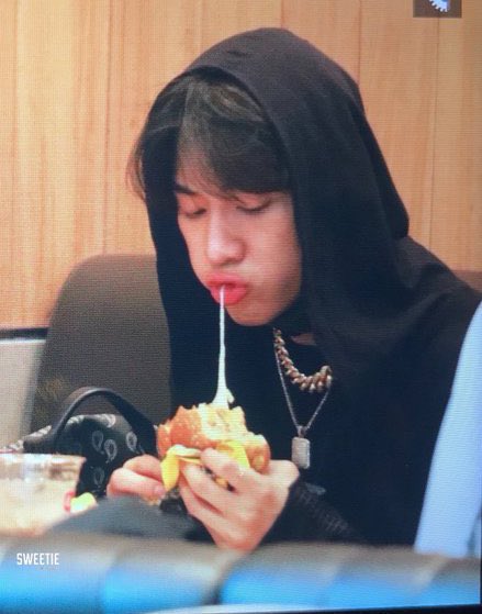 youinblack's tweet photo. เซทคู่ความน่ารัก 🧀🍔🤏🏻🤲🏻 https://t.co/KK5GSrCMc9