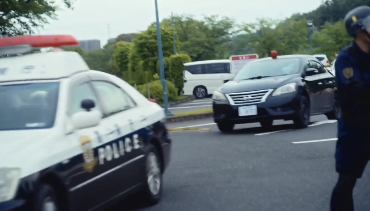 cabetsun217's tweet photo. ボーダレス〜広域移動捜査隊〜 最終話より
一番星を取り囲む警察車両。ゼロクラの白パトを除いて全てNISSANのセダン。
初出のグレーV37前期は冠城亘の愛車以来の350GT HYBRID Type SPかな🤔
ちなみに赤瀬課長とメカ爺の逃走(？)車両はまさかのAQUA💦
#ボーダレス～広域移動捜査隊～ https://t.co/H0vDx4G5hx