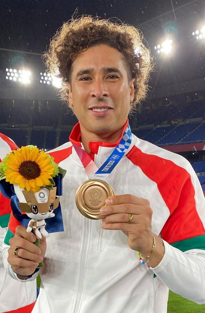 chbrasileiros's tweet photo. São 43 os medalhistas olímpicos que jogarão a Copa do Mundo a partir de amanhã. 

Neymar é o único com duas medalhas. Já a Espanha, é o país que mais aproveitou jogadores da seleção olímpica para a sua principal, com 13

Brasil 🇧🇷 
Alex Sandro - 🥈(2012)
Neymar  - 🥈(2012) e 🥇(2016)
Weverton - 🥇(2016)
Marquinhos - 🥇(2016)
Douglas Santos - 🥇(2016)
Bruno Guimarães - 🥇(2020)
Matheus Cunha - 🥇(2020)
Gabriel Martinelli - 🥇(2020)

Argentina 🇦🇷
Lionel Messi - 🥇(2008)

Alemanha 🇩🇪
Leon Goretzka - 🥈(2016)

Espanha 🇪🇸
Unai Simón - 🥈(2020)
Marc Cucurella - 🥈(2020)
Martín Zubimendi - 🥈(2020)
Mikel Merino - 🥈(2020)
Mikel Oyarzabal - 🥈(2020)
Eric García - 🥈(2020)
Pedri - 🥈(2020)
Dani Olmo - 🥈(2020)
Marc Pubill - 🥇(2024)
Eric García - 🥇(2024)
Joan García - 🥇(2024)
Álex Baena - 🥇(2024)
Pau Cubarsí - 🥇(2024)

França 🇫🇷
Manu Koné  - 🥈(2024) 
Michael Olise  - 🥈(2024)
Désiré Doué  - 🥈(2024)
Rayan Cherki  - 🥈(2024)
Maghnes Akliouche  - 🥈(2024)
Jean-Philippe Mateta  - 🥈(2024)

Marrocos 🇲🇦
Zakaria El Ouahdi - 🥉(2024)
Abde Ezzalzouli  - 🥉(2024)
Bilal El Khannous  - 🥉(2024)
Munir El Kajoui  - 🥉(2024)
Achraf Hakimi  - 🥉(2024)
Soufiane Rahimi  - 🥉(2024)

México 🇲🇽
Raúl Jiménez - 🥇(2012)
Jorge Sánchez  - 🥉(2020)
Cesar Montes  - 🥉(2020)
Johan Vázquez  - 🥉(2020)
Luis Romo  - 🥉(2020)
Alexis Vega  - 🥉(2020)
Guillermo Ochoa  - 🥉(2020)
Roberto Alvarado  - 🥉(2020)

Dado MUITO legal feito pelo @OlimpismoMex