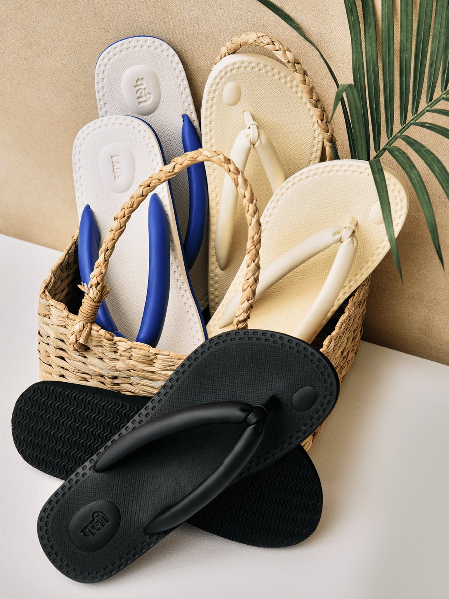 GullyLabs's tweet photo. A fresh take on your household favourite 🩴

GL 005 The Deluxe Chappal
High Fashion. Super high on comfort 👀

Get yours at gullylabs dot com https://t.co/n1y5I9kyGN