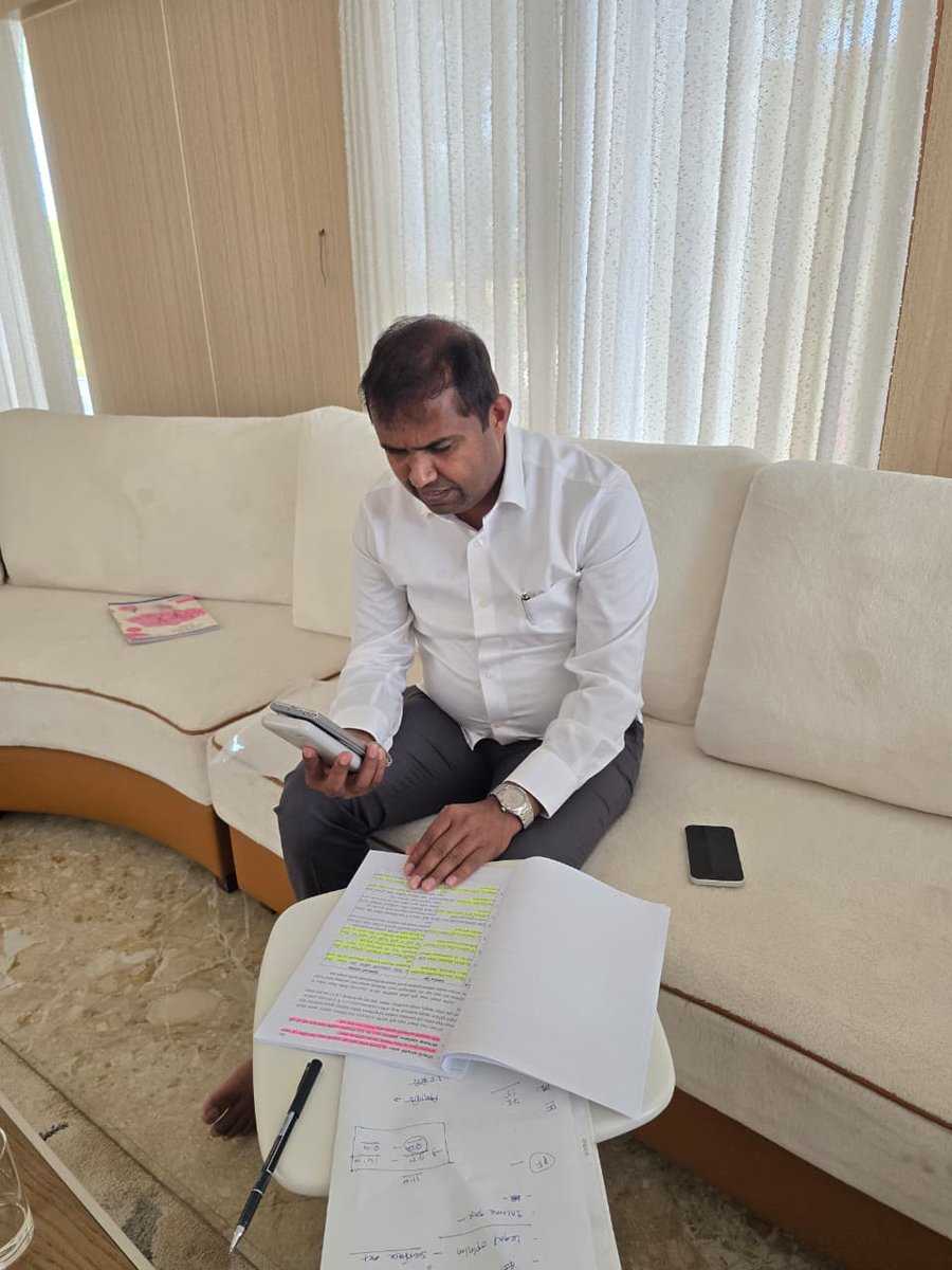 mlamangeshbjp's tweet photo. चाळीसगांव तालुक्यातील सोलर प्रकल्पग्रस्त शेतकऱ्यांच्या विविध समस्यांच्या अनुषंगाने गेल्या अनेक वर्षांपासून शेतकरी संघर्ष समितीमार्फत आवाज उठविला जात आहे. या पार्श्वभूमीवर त्यांच्या शंकांचे निरसरण मी दिलेल्या निवेदनानुसार आज राज्याचे महसूलमंत्री ना.श्री.चंद्रशेखर बावनकुळे साहेब यांच्या अध्यक्षतेखाली बैठक पार पडली. सदर बैठकीला व्हिडीओ कॉन्फरन्स माध्यमातून उपस्थित राहून फसवणूक झालेल्या शेतकऱ्यांना योग्य मोबदला मिळावा तसेच प्रकल्प उभारणीत पर्यावरण विषयक नियमांचे उल्लंघन, अनियमितता झाली असल्यास त्याची चौकशी करण्यात यावी अशी मागणी केली. मा.महसूलमंत्री महोदयांनी शेतकऱ्यांची बाजू समजून घेत याबाबत तात्काळ अहवाल सादर करण्याच्या सूचना जिल्हाधिकारी जळगाव यांना दिल्या.

#Chalisgaon #SolarProject #ShetkariHit #FarmerJustice #Maharashtra 

@cbawankule