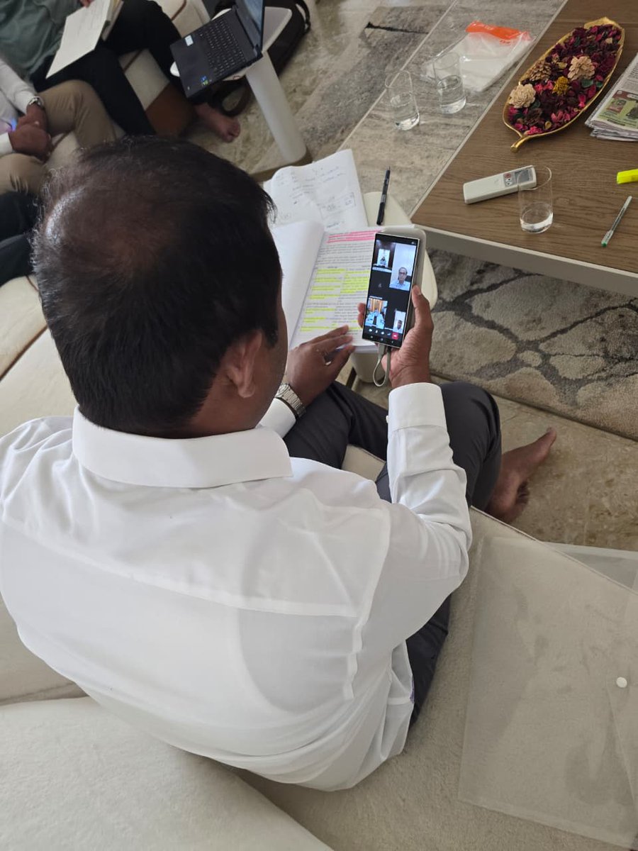 mlamangeshbjp's tweet photo. चाळीसगांव तालुक्यातील सोलर प्रकल्पग्रस्त शेतकऱ्यांच्या विविध समस्यांच्या अनुषंगाने गेल्या अनेक वर्षांपासून शेतकरी संघर्ष समितीमार्फत आवाज उठविला जात आहे. या पार्श्वभूमीवर त्यांच्या शंकांचे निरसरण मी दिलेल्या निवेदनानुसार आज राज्याचे महसूलमंत्री ना.श्री.चंद्रशेखर बावनकुळे साहेब यांच्या अध्यक्षतेखाली बैठक पार पडली. सदर बैठकीला व्हिडीओ कॉन्फरन्स माध्यमातून उपस्थित राहून फसवणूक झालेल्या शेतकऱ्यांना योग्य मोबदला मिळावा तसेच प्रकल्प उभारणीत पर्यावरण विषयक नियमांचे उल्लंघन, अनियमितता झाली असल्यास त्याची चौकशी करण्यात यावी अशी मागणी केली. मा.महसूलमंत्री महोदयांनी शेतकऱ्यांची बाजू समजून घेत याबाबत तात्काळ अहवाल सादर करण्याच्या सूचना जिल्हाधिकारी जळगाव यांना दिल्या.

#Chalisgaon #SolarProject #ShetkariHit #FarmerJustice #Maharashtra 

@cbawankule